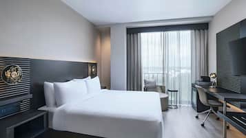 Basic Room, 1 King Bed | Premium bedding, in-room safe, desk, blackout drapes