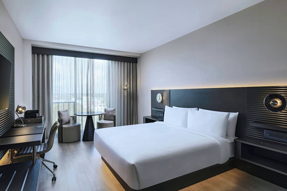 Ropa de cama de alta calidad y caja de seguridad en la habitación