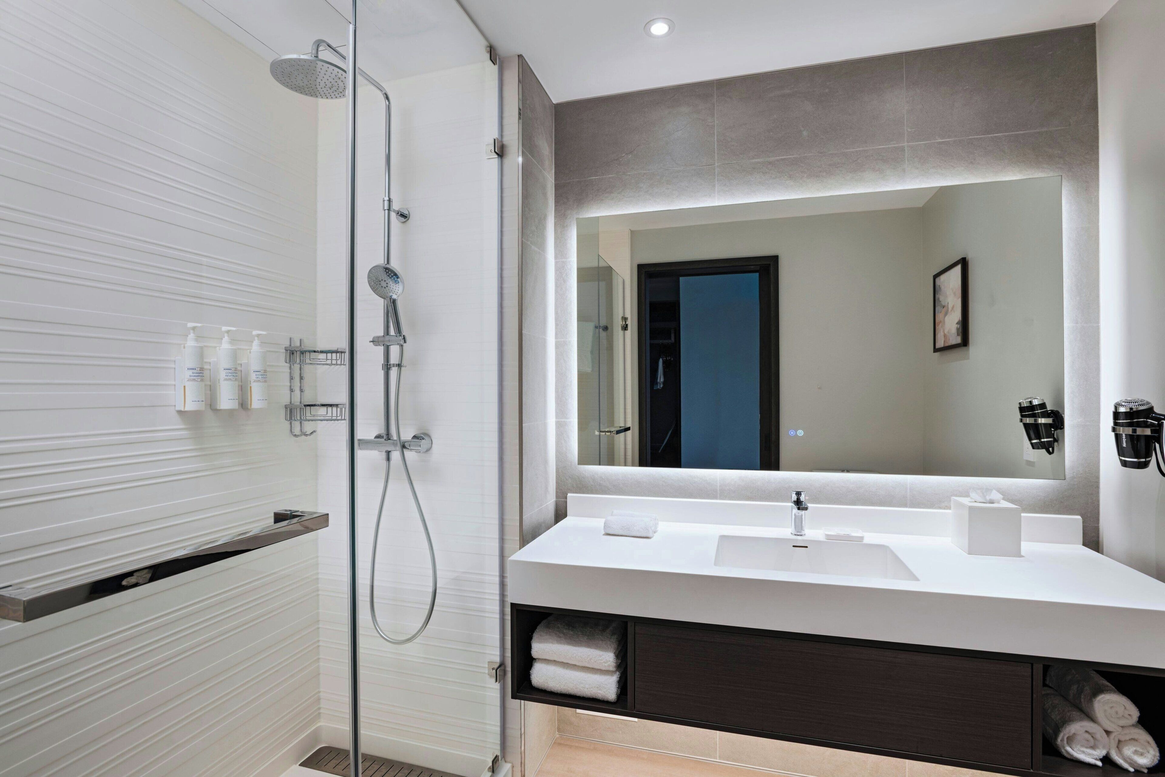 Premium bedding, in-room safe, desk, blackout drapes