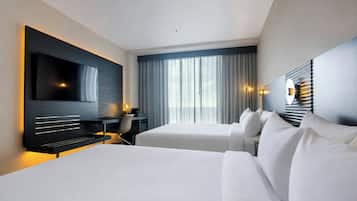 Kahden hengen perushuone, 2 parisänkyä | Ylelliset vuodevaatteet, tallelokero huoneessa, työpöytä, pimennysverhot