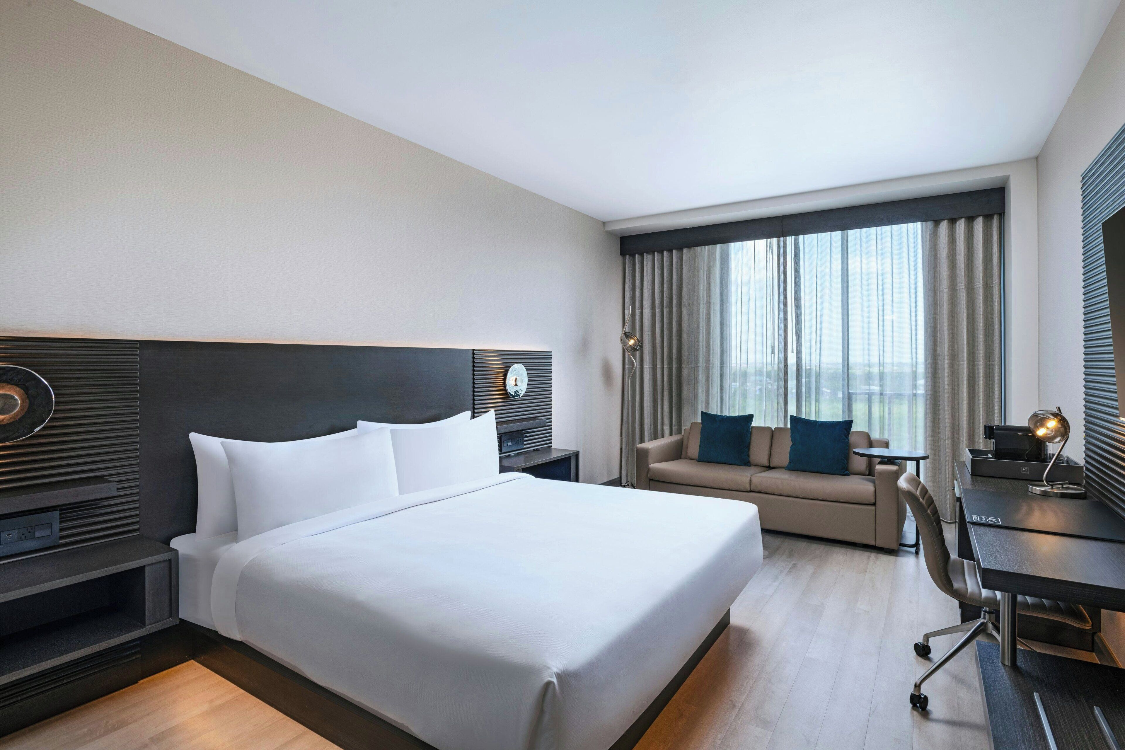 Ropa de cama de alta calidad, caja fuerte, escritorio y cortinas opacas