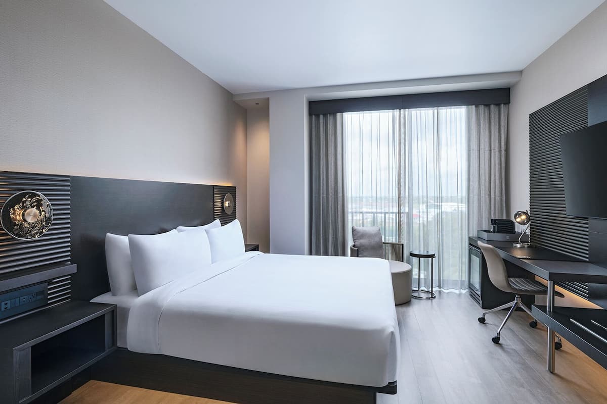 高档床上用品、客房内保险箱、办公桌、遮光窗帘