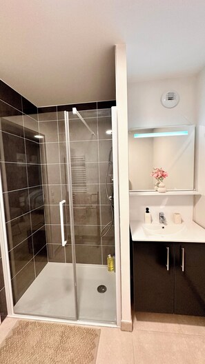 Bathroom - Modern, fully-equipped apartment (Villepinte)