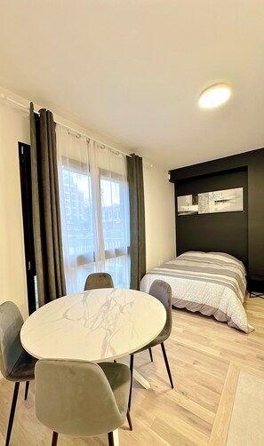 Dining - Modern, fully-equipped apartment (Villepinte)