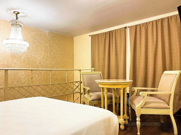 Chambre Double Familiale, non-fumeurs, climatisation | Coffres-forts dans les chambres, bureau