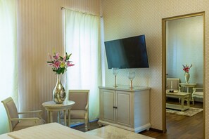 Deluxe Double Room, Non Smoking, Air conditioning | In-room safe, desk, laptop workspace, soundproofing - Palacio Embajada (San Luis Potosí)