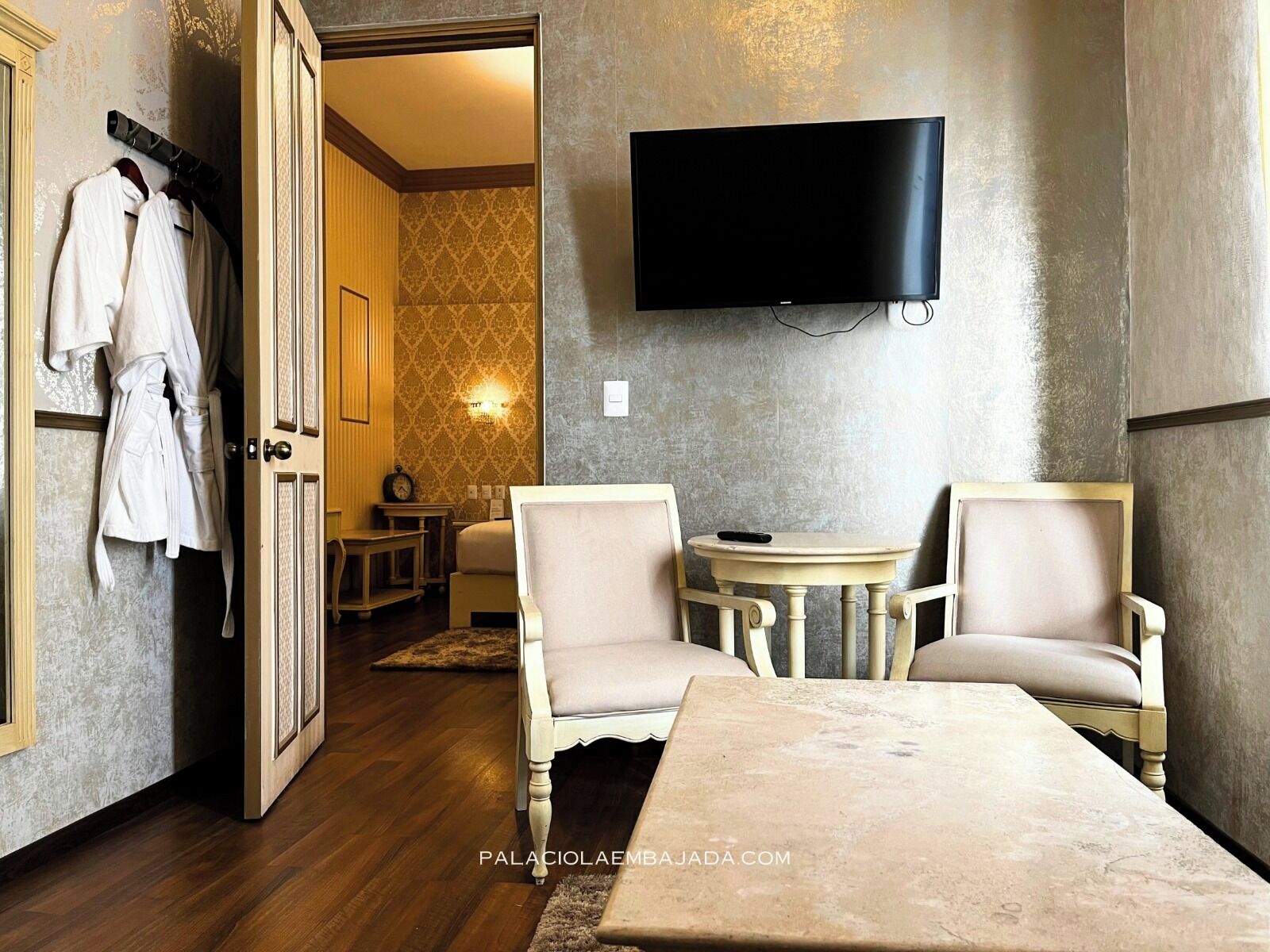 Habitación doble Deluxe, para no fumadores, aire acondicionado | Área de sala de estar | Monitor de computadora 