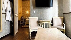 Deluxe Double Room, Non Smoking, Air conditioning | Living area - Palacio Embajada (San Luis Potosí)
