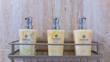 Habitación Confort con 1 cama matrimonial o 2 individuales, para no fumadores, patio | Baño | Regadera, secadora de cabello, toallas