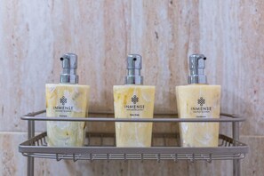 Kahden hengen comfort-huone (yksi tai kaksi sänkyä), tupakointi kielletty, patio | Kylpyhuone | Suihku, hiustenkuivaaja, pyyhkeet