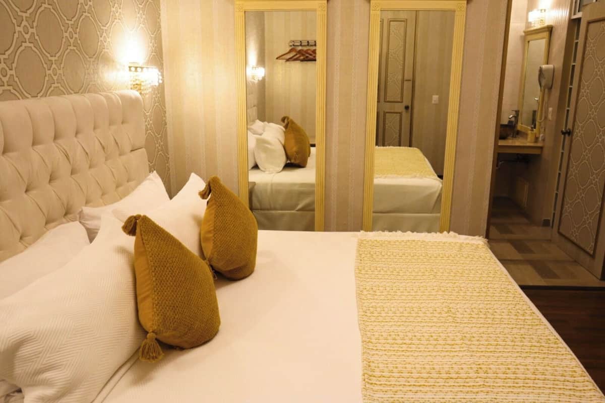 Chambre Confort Double ou avec lits jumeaux, non-fumeurs, patio | Coffres-forts dans les chambres, bureau