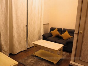 Chambre Double Deluxe, non-fumeurs, climatisation | Coin séjour | Écrans d'ordinateur