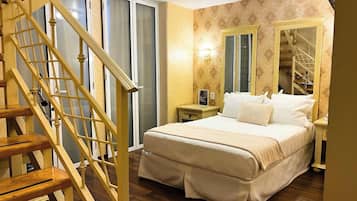 Family Double Room, Non Smoking, Air conditioning | In-room safe, desk, laptop workspace, soundproofing