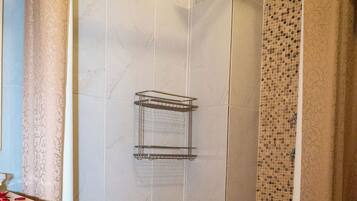 Dobbeltrom – deluxe, ikke-røyk, aircondition | Bad | Dusj, hårføner og håndklær