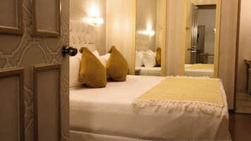 Kahden hengen comfort-huone (yksi tai kaksi sänkyä), tupakointi kielletty, patio | Tallelokero huoneessa, työpöytä