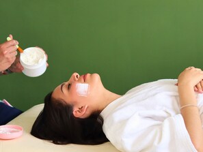 Vartalohoitoja, aromaterapiaa, urheiluhierontaa, vartalon kuorintoja