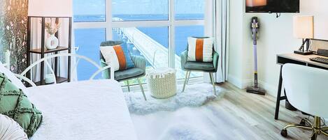 2 quartos, escrivaninha, ferros/tábuas de passar roupa, berço de viagem