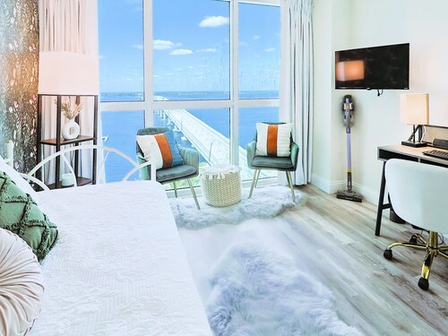 Sip and Sage Skyline- City and Water Views 2bedroom POOL Downtown Fort Myers