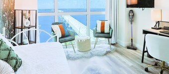 Sip and Sage Skyline- City and Water Views 2bedroom POOL Downtown Fort Myers