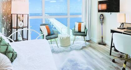 Sip and Sage Skyline- City and Water Views 2bedroom POOL Downtown Fort Myers