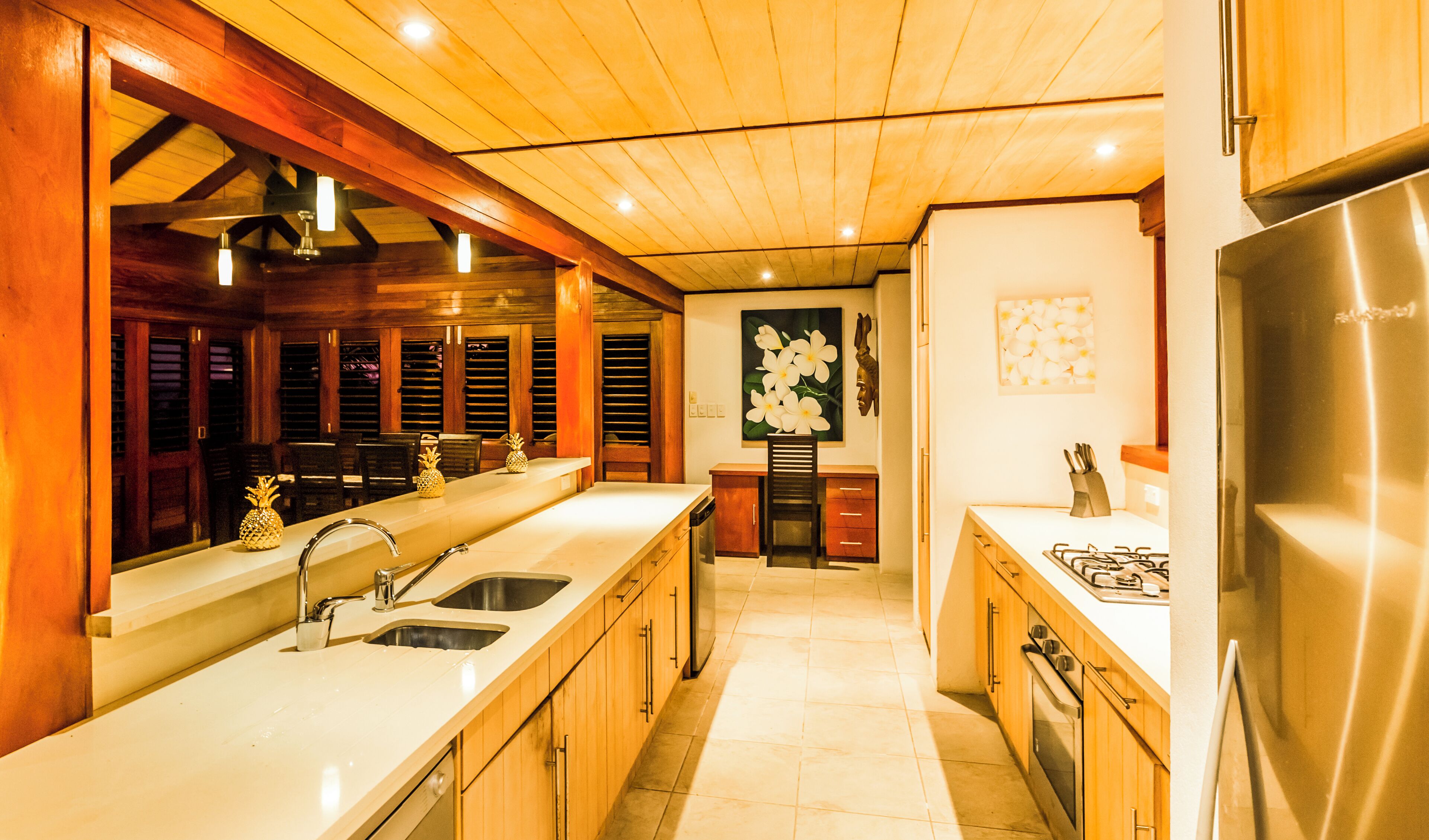 冷蔵庫、電子レンジ、オーブン、コンロ