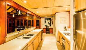 ثلاجة، ميكروويف، فرن، موقد طهي مسطح