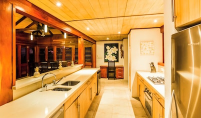 4-Bedroom Villa with Panoramic Sea Views and Pool – Malolo Lailai Island
