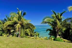 På stranden, liggestole, badehåndklæder