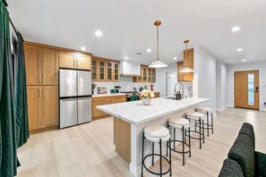 Køleskab, mikrobølgeovn, ovn, kogeplade