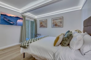 5 habitaciones, escritorio y tabla de planchar con plancha