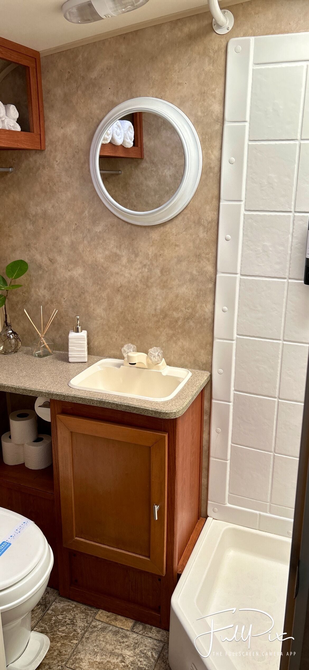 Haartrockner, Handtücher, Seife, Toilettenpapier