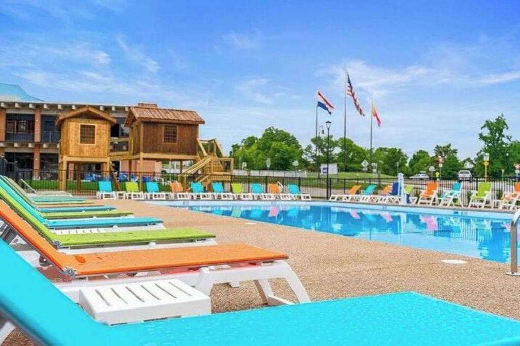 Una piscina cubierta, una piscina al aire libre