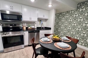 Geladeira, micro-ondas, fogão, cooktop