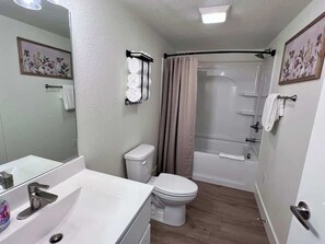 Shower, hair dryer - Tranquil Waters by Branson Landing-Waterfront (Branson)