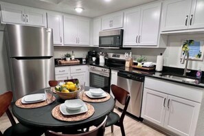 Kjøleskap, mikrobølgeovn, ovn og kokeplater