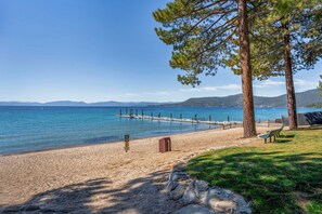 På stranden