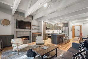 Smart TV, fireplace