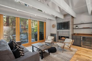 Smart TV, fireplace