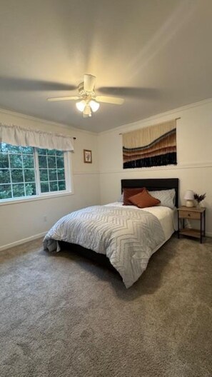 3 bedrooms, iron/ironing board, WiFi, bed sheets