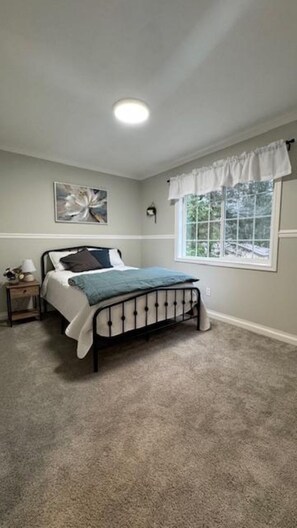 3 bedrooms, iron/ironing board, WiFi, bed sheets