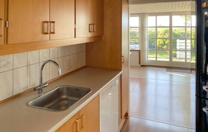 Refrigerador, parrilla de estufa, lavavajillas y cafetera y tetera