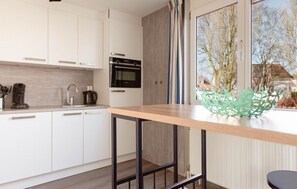 Fridge, microwave, oven, stovetop - Nice home in Makkum with lake view (Makkum)