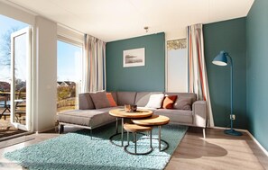 Smart TV - Nice home in Makkum with lake view (Makkum)
