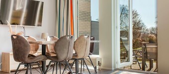 Bonita casa en Makkum con vista al lago.
