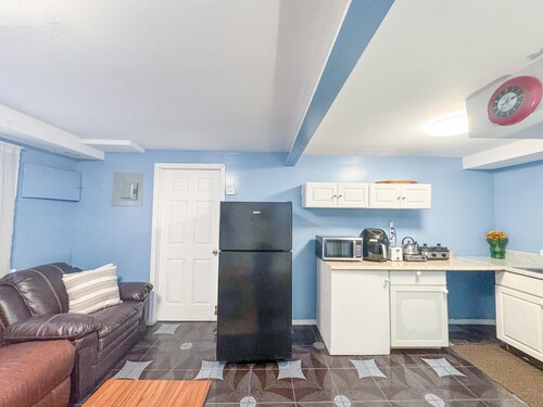 Cozy SUITE With Private Bathroom And Entrance Steps From Beach