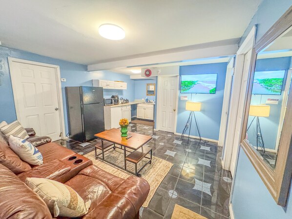 Living area - Cozy SUITE With Private Bathroom And Entrance Steps From Beach (QUEENS)