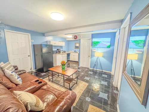 Cozy SUITE With Private Bathroom And Entrance Steps From Beach