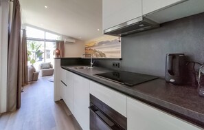 Fridge, dishwasher, coffee/tea maker