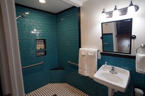 Secadora de cabello, toallas, jabón, papel de baño 