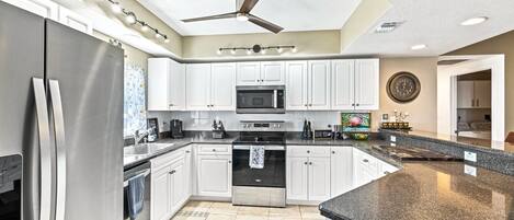 ثلاجة، ميكروويف، فرن، موقد طهي مسطح